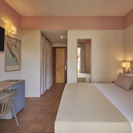 Serenusa 4* ليكاتا